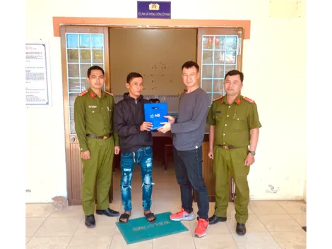 Công an xã Tài Văn trao trả hơn 5 tỉ đồng cho người chuyển khoản nhầm