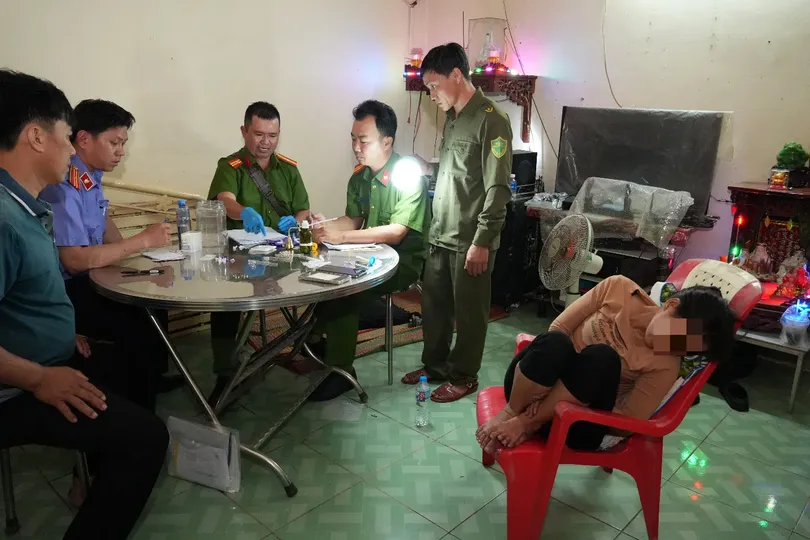 Bắt quả tang đối tượng bán ma túy trước cửa nhà