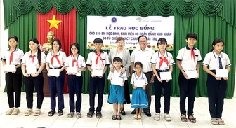 Trao 150 suất học bổng cho học sinh, sinh viên có hoàn cảnh khó khăn