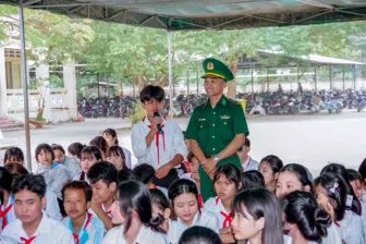 Bộ đội Biên phòng TP Cần Thơ tuyên truyền pháp luật đến học sinh ven biển