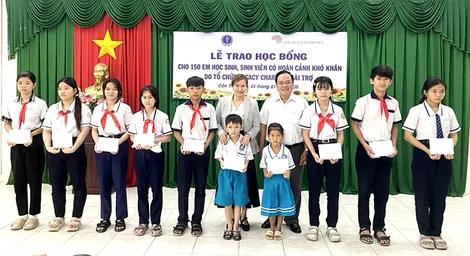 Trao 150 suất học bổng cho học sinh, sinh viên có hoàn cảnh khó khăn