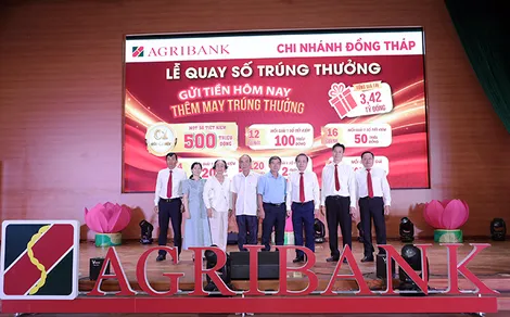 Agribank Chi nhánh Đồng Tháp quay số xác định các khách hàng may mắn của chương trình "Gửi tiền hôm nay - Thêm may trúng thưởng"