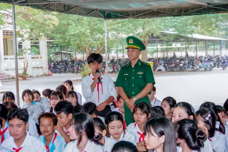 Bộ đội Biên phòng TP Cần Thơ tuyên truyền pháp luật đến học sinh ven biển