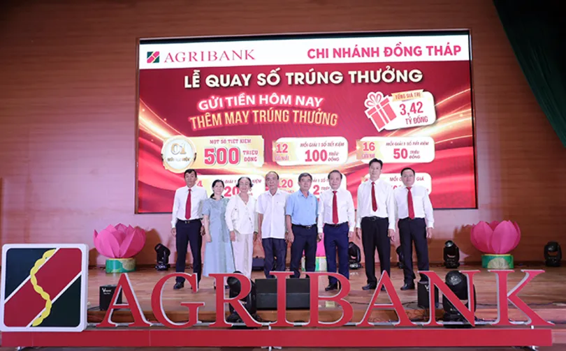 Agribank Chi nhánh Đồng Tháp quay số xác định các khách hàng may mắn của chương trình 