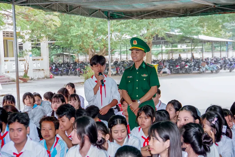 Bộ đội Biên phòng TP Cần Thơ tuyên truyền pháp luật đến học sinh ven biển