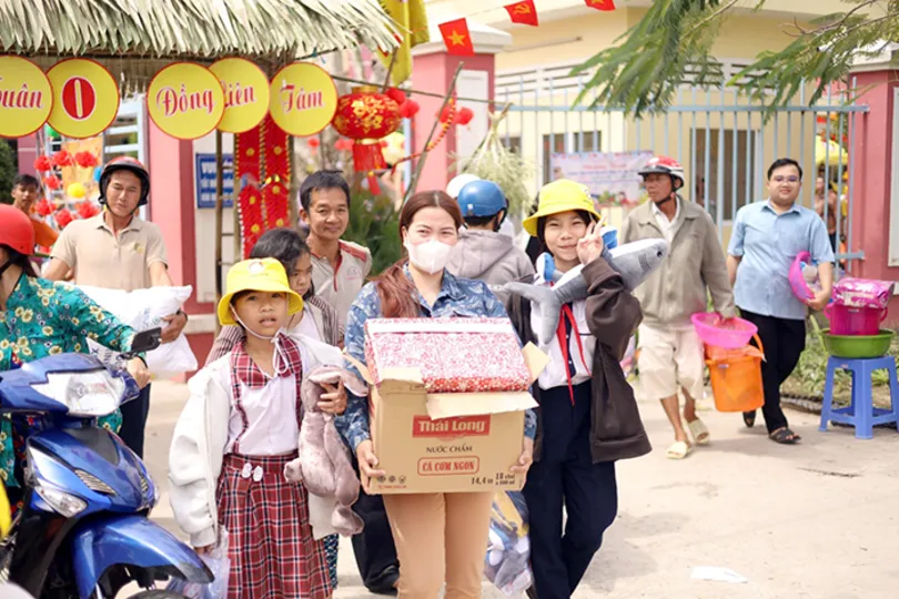 Trao 1.000 phần quà tại Chương trình “Xuân đoàn kết - Tết nghĩa tình”