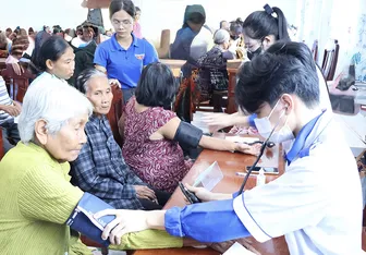 Khám bệnh và cấp phát thuốc miễn phí cho hơn 1.500 người dân