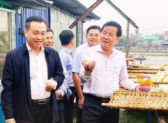 យក​ចិត្ត​ទុក​ដាក់​លើ​ការ​ចង​សម្ព័ន្ធ​ ច្នៃ​ប្រ​តិដ្ឋ​ផលិត​ផល​ទេ​សចរ​ណ៍​ប្រ​កប​ដោយ​អត្ត​សញ្ញា​ណវប្ប​ធម៌​ក្នុង​តំ​បន់