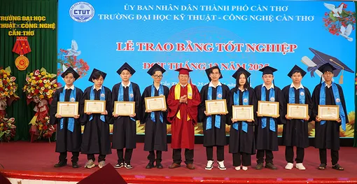 Trường Đại học Kỹ thuật - Công nghệ Cần Thơ trao bằng tốt nghiệp cho 775 tân cử nhân, kỹ sư