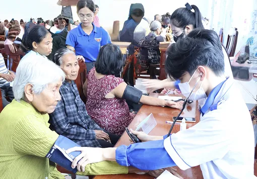 Khám bệnh và cấp phát thuốc miễn phí cho hơn 1.500 người dân