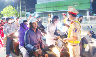 ខិត​ខំ​ប្រឹង​ប្រែង​ធានា​សុវត្ថិ​ភាព​ចរាចរ​ណ៍លើ​ដង​ផ្លូវ​