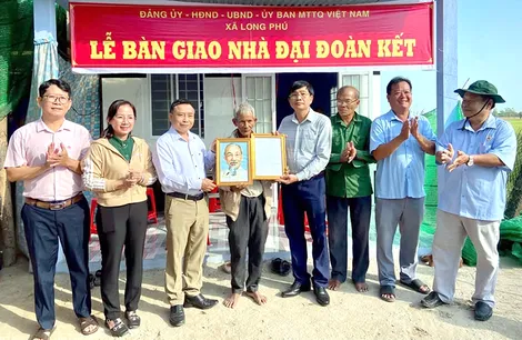 Xã Long Phú huy động trên 3,8 tỉ đồng xây dựng cầu nông thôn và nhà Đại đoàn kết