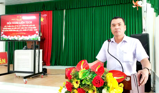 បក្ខ​ជន​ខ្មែរ​រៀន​សូ​ត្រ​និង​ធ្វើ​តាម​ដំបូន្មាន​អ៊ំ​