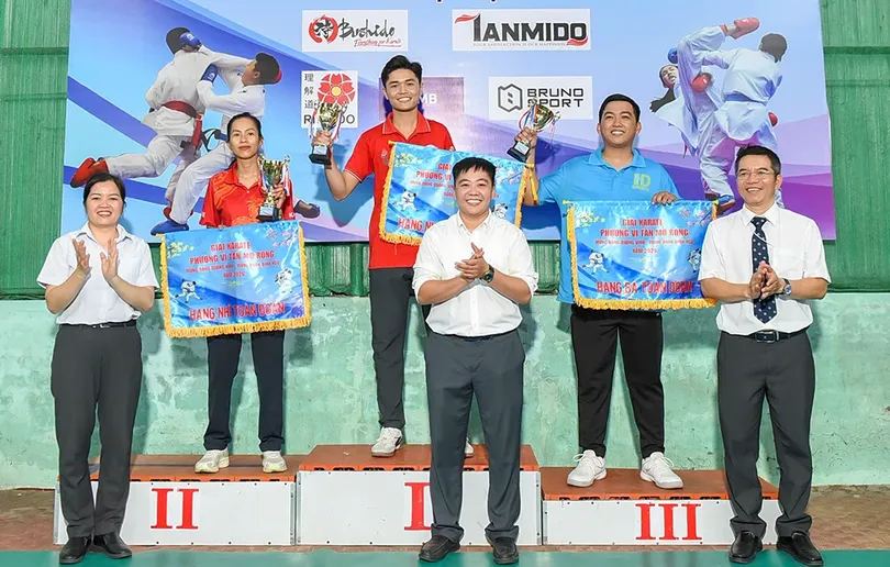 240 VĐV từ nhiều tỉnh, thành tham gia Giải Karate phường Vị Tân mở rộng mừng Đảng - mừng Xuân