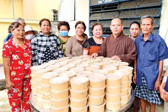 Những suất ăn từ thiện - ấm lòng bệnh nhân