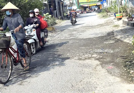 Đường Đoàn Thị Điểm xuống cấp, người dân bất an khi lưu thông