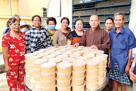 Những suất ăn từ thiện - ấm lòng bệnh nhân