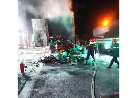 Kịp thời dập tắt vụ cháy xe tải chuyển phát nhanh và nhà dân