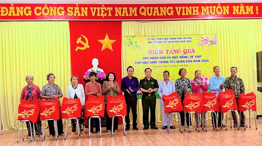 Tặng quà gia đình chính sách, hộ nghèo, cận nghèo, người dân có hoàn cảnh khó khăn