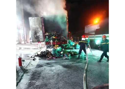 Kịp thời dập tắt vụ cháy xe tải chuyển phát nhanh và nhà dân