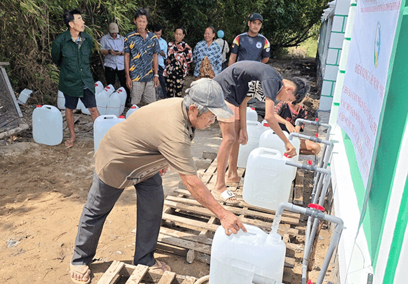 ទី​ក្រុង​កឹង​ធើ បើក​ទី​តាំង​ផ្គត់​ផ្គង់​ទឹក​ស្អាត​ឥត​គិត​ថ្លៃ​ជូន​ប្រ​ជា​ជន​នៅ​​តាម​ឃុំ​ជាប់​មាត់​សមុទ្រ​ និង​តំបន់​ដាច់​ស្រយាល​ចំ​នួន​ ៣៧កន្លែង​