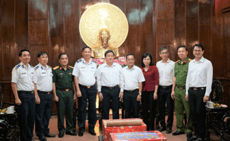 គណៈ​កម្មា​ធិ​ការ​បក្ស​ អគ្គ​មេ​បញ្ជារ​ដ្ឋាន​តំបន់​ប៉ូលី​សសមុទ្រ​៤ ជូន​ពរ​បុណ្យ​ចូល​​ឆ្នាំ​ថ្មី​នៅ​គណៈ​កម្មា​ធិ​ការ​បក្ស​ទី​ក្រុង​កឹង​ធើ