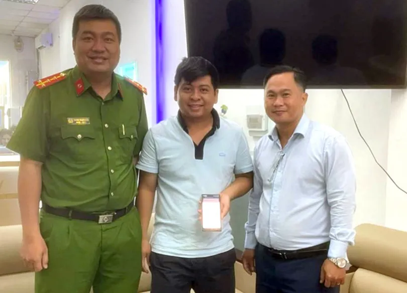 Công an xã phối hợp hỗ trợ người dân nhận lại 600 triệu đồng chuyển khoản nhầm
