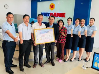 Vietbank Bình Thủy trao Giải nhì cho khách hàng trúng thưởng chương trình “Tiết kiệm vững vàng, nhận ngàn tài lộc”
