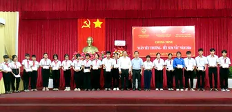 Đoàn đại biểu Quốc hội TP Cần Thơ trao quà Tết cho bà con, học sinh có hoàn cảnh khó khăn tại xã Vĩnh Thạnh