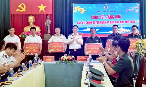 Đoàn công tác Cảnh sát biển Việt Nam kiểm tra phòng, chống khai thác IUU và chúc Tết tại Đặc khu Thổ Châu