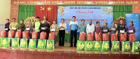 Gần 170 phần quà Tết đến tay hộ cận nghèo, khó khăn xã Trường Thành