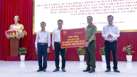 Bộ Công an trao quà Tết, xe lăn, máy tính và thiết bị y tế