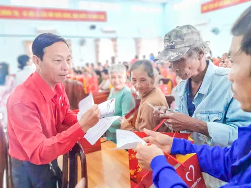 Trao 300 phần quà Tết tặng hộ dân có hoàn cảnh khó khăn