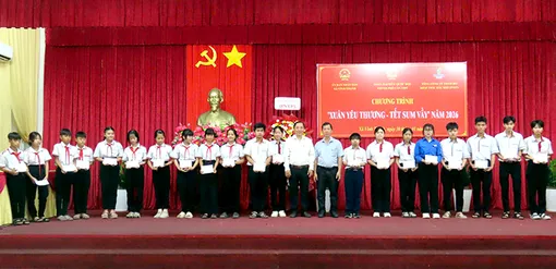 Đoàn đại biểu Quốc hội TP Cần Thơ trao quà Tết cho bà con, học sinh có hoàn cảnh khó khăn tại xã Vĩnh Thạnh