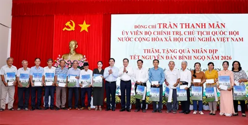 Chủ tịch Quốc hội Trần Thanh Mẫn thăm, tặng quà gia đình chính sách tại Cần Thơ