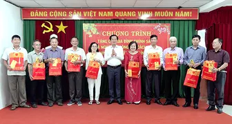 Bộ trưởng Bộ Nội vụ Đỗ Thanh Bình​ tặng quà Tết cho gia đình chính sách ở phường Cái Khế