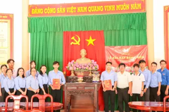 2 sinh viên Trường Đại học Tây Đô được kết nạp Đảng dịp kỷ niệm 96 năm Ngày thành lập Đảng Cộng sản Việt Nam