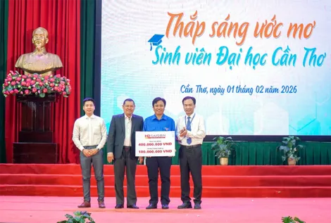 Trao 100 suất học bổng "Thắp sáng ước mơ sinh viên Đại học Cần Thơ"