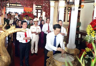 Lãnh đạo thành phố dâng hoa, dâng hương viếng Chủ tịch Hồ Chí Minh