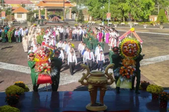 Lãnh đạo TP Cần Thơ dâng hương, dâng hoa viếng Đền thờ Bác Hồ tại xã An Thạnh