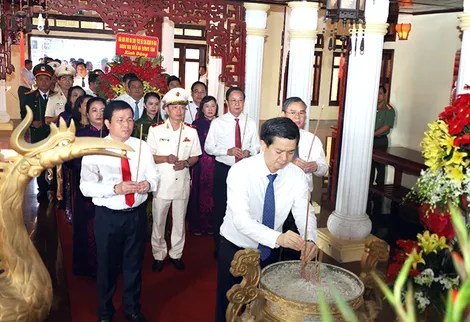 Lãnh đạo thành phố dâng hoa, dâng hương viếng Chủ tịch Hồ Chí Minh