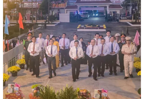 Lãnh đạo thành phố viếng nghĩa trang liệt sĩ Sóc Trăng