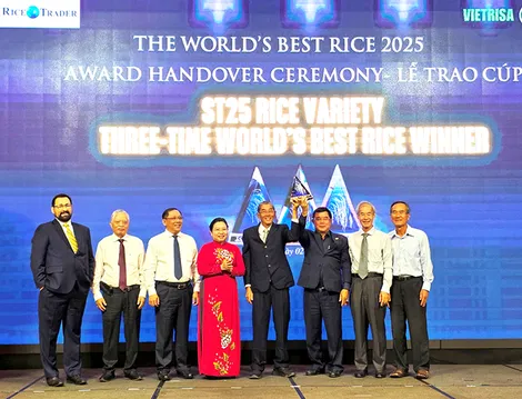 Trao cúp “Gạo ngon nhất thế giới năm 2025” cho gạo Ông Cua ST25 của Việt Nam