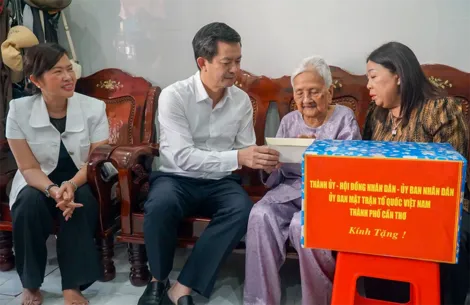 Bí thư Thành ủy thăm, chúc Tết các Mẹ Việt Nam anh hùng, thương binh và gia đình cán bộ lão thành cách mạng