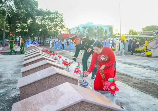 Đoàn đại biểu TP Cần Thơ viếng Nghĩa trang Liệt sĩ phường Mỹ Xuyên