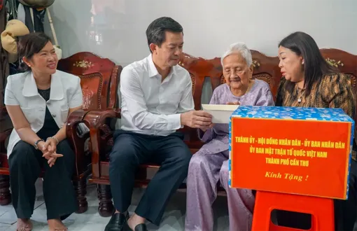 Bí thư Thành ủy thăm, chúc Tết các Mẹ Việt Nam anh hùng, thương binh và gia đình cán bộ lão thành cách mạng