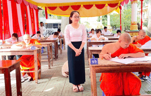 អ្នក​គ្រូ​វ័យ​ក្មេង​បណ្តុះ​បណ្តាល​ចំ​ណេះ​ដឹង​នៅ​វត្ត​អា​រាម​