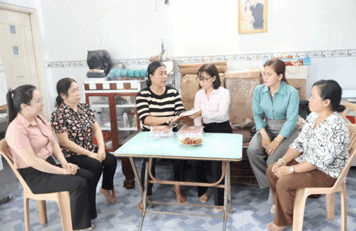 ពង្រីក​តួនាទី​នារី​ក្នុង​ការ​អភិ​វឌ្ឍ​សេដ្ឋ​កិច្ច​គ្រួ​សារ​