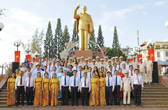 Lãnh đạo TP Cần Thơ viếng Đền thờ Vua Hùng, Nghĩa trang liệt sĩ thành phố và Tượng đài Chủ tịch Hồ Chí Minh