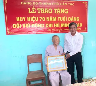 Trao Huy hiệu 70 năm tuổi Đảng cho đảng viên Hồ Minh Giao